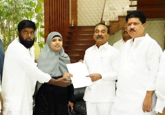 ఈటెల రాజేందర్ ని మర్యాదపూర్వకంగా కలిసిన ఎమ్మెల్యే మాధవరం కృష్ణారావు కార్పొరేటర్ సబిహా గౌసుద్దీన్