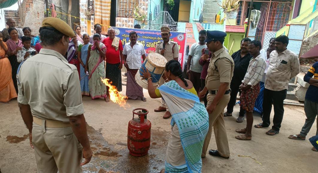 వంట గ్యాస్‌పై మహిళలు మెలుకవులు పాటించాలిఅగ్నిమాపక ఆధికారి పీఆర్‌. రెడ్డి