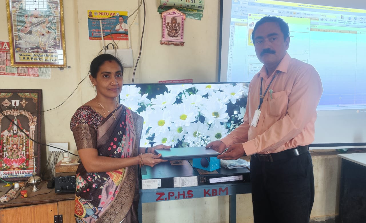 స్మార్ట్‌ టీవీ, రెండు ల్యాప్‌టాప్‌లను పాఠశాలకు అందజేత