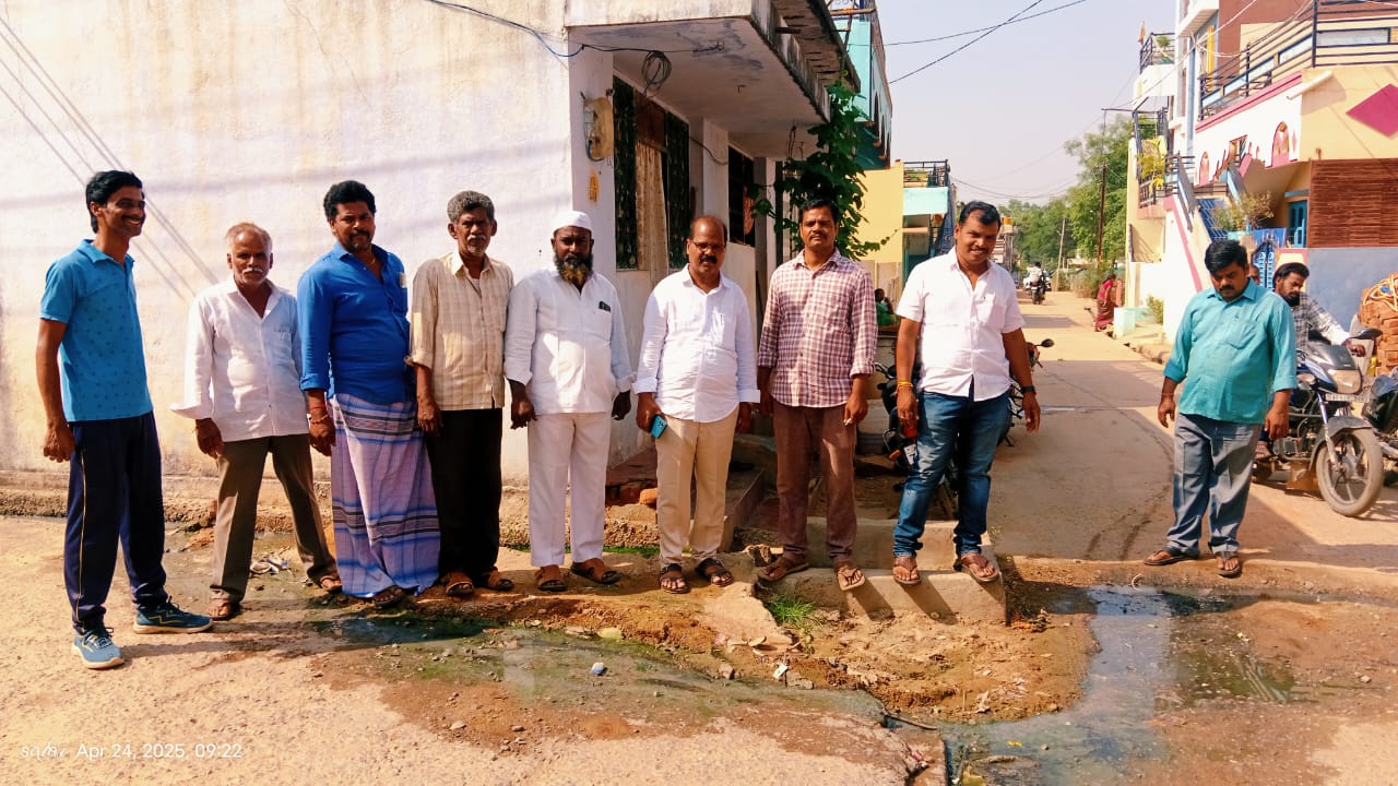 త్రాగునీరు, డ్రైనేజీలను పరిశీలించిన సర్పంచ్, తెదేపా నాయకులు