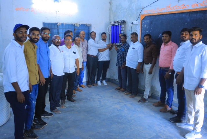 పూర్వ విద్యార్థులు వాటర్ ఫురిఫైడ్ అందజేత