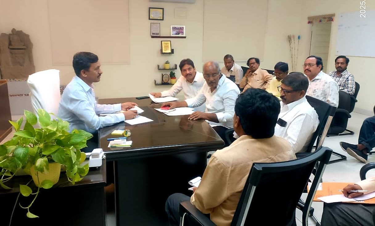 సింగరేణి సీ అండ్ ఎండితో భేటీ అయిన కొత్తగూడెం ఎమ్మెల్యే కూనంనేని