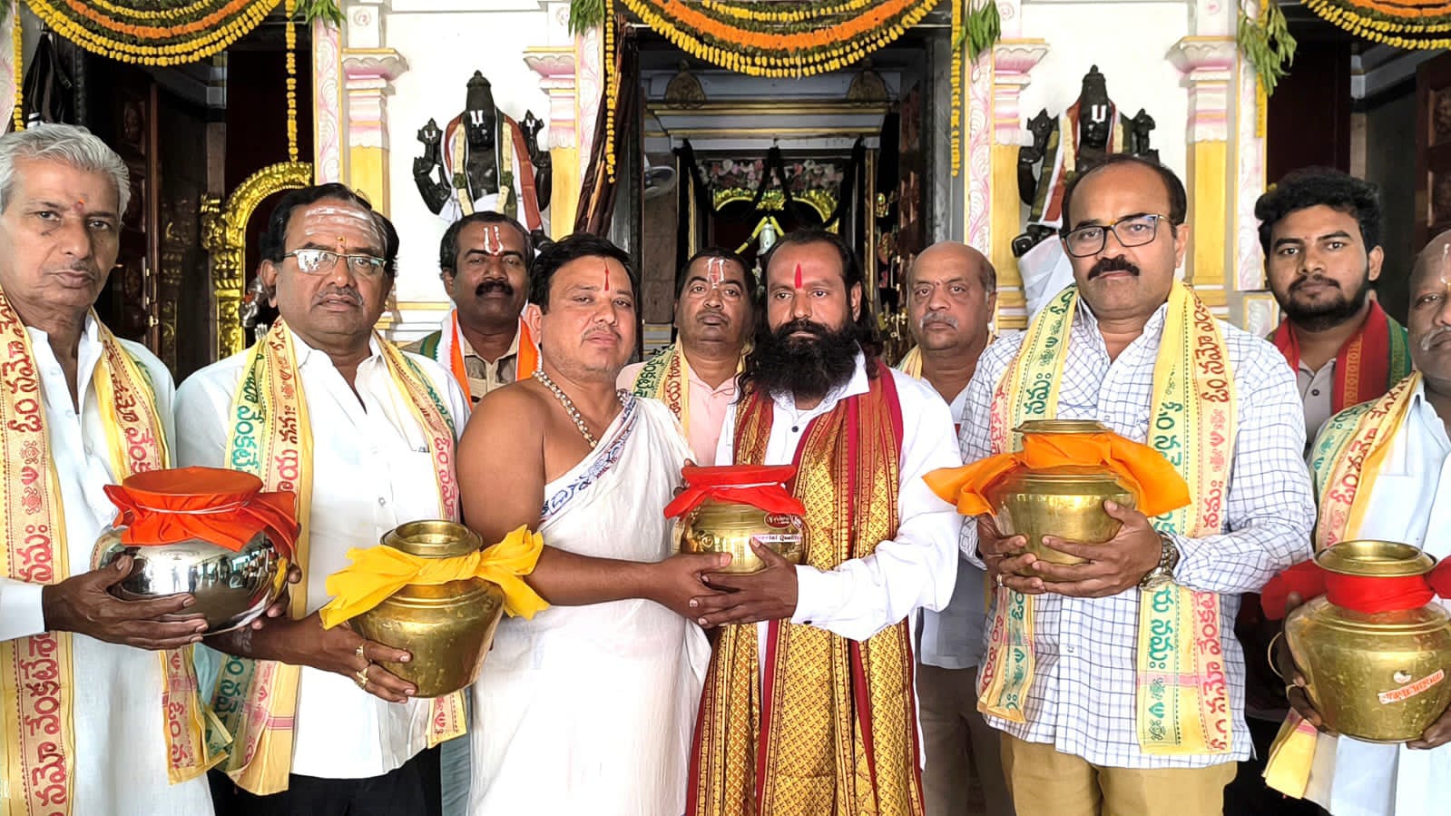 రామకోటి రామరాజుకు గోటి తలంబ్రాలు అందజేసిన దుబ్బాక బాలాజీ దేవాలయం