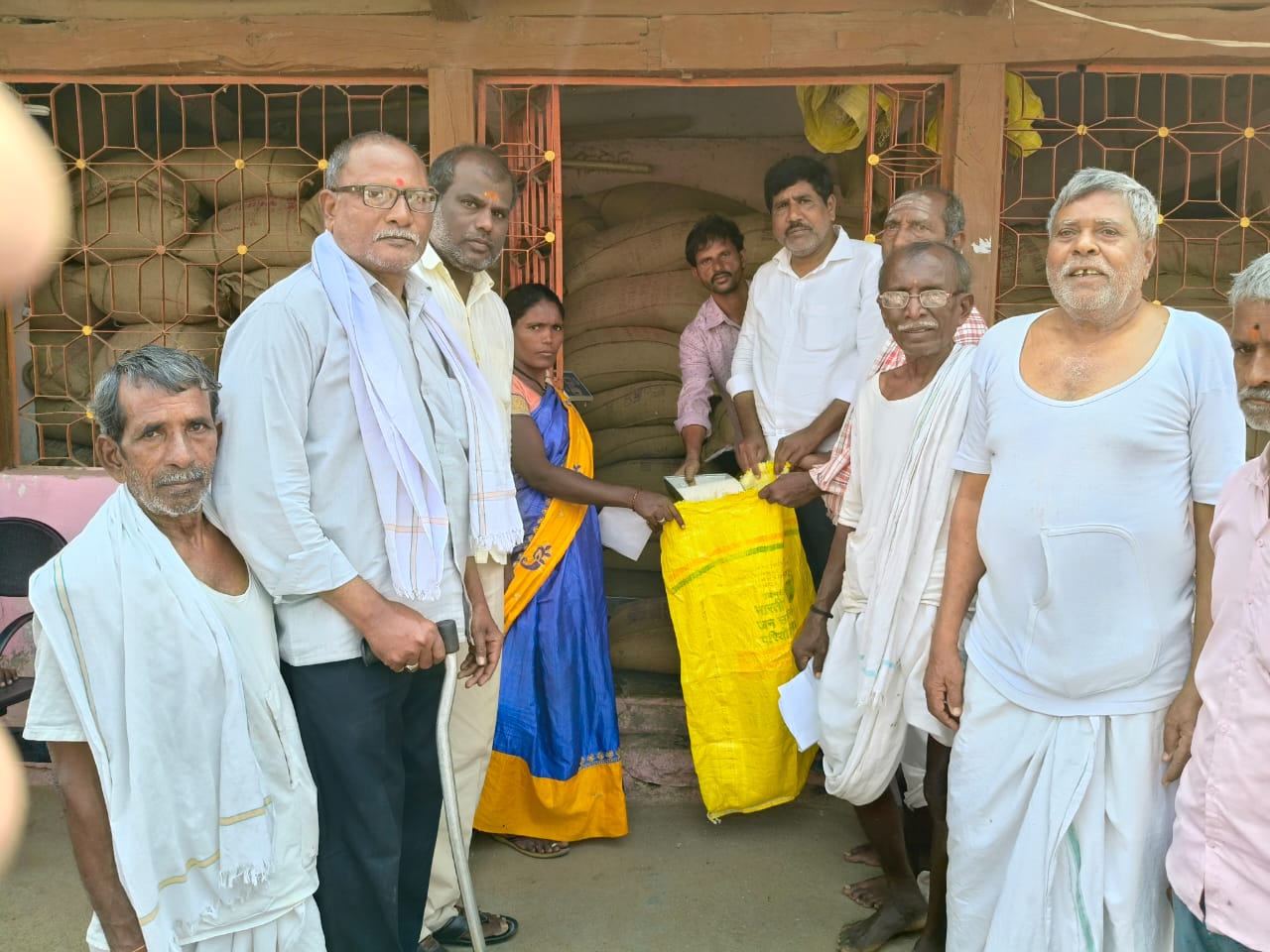 సన్న బియ్యం పంపిణీ ప్రారంభోత్సవంలో సొసైటీ చైర్మన్..