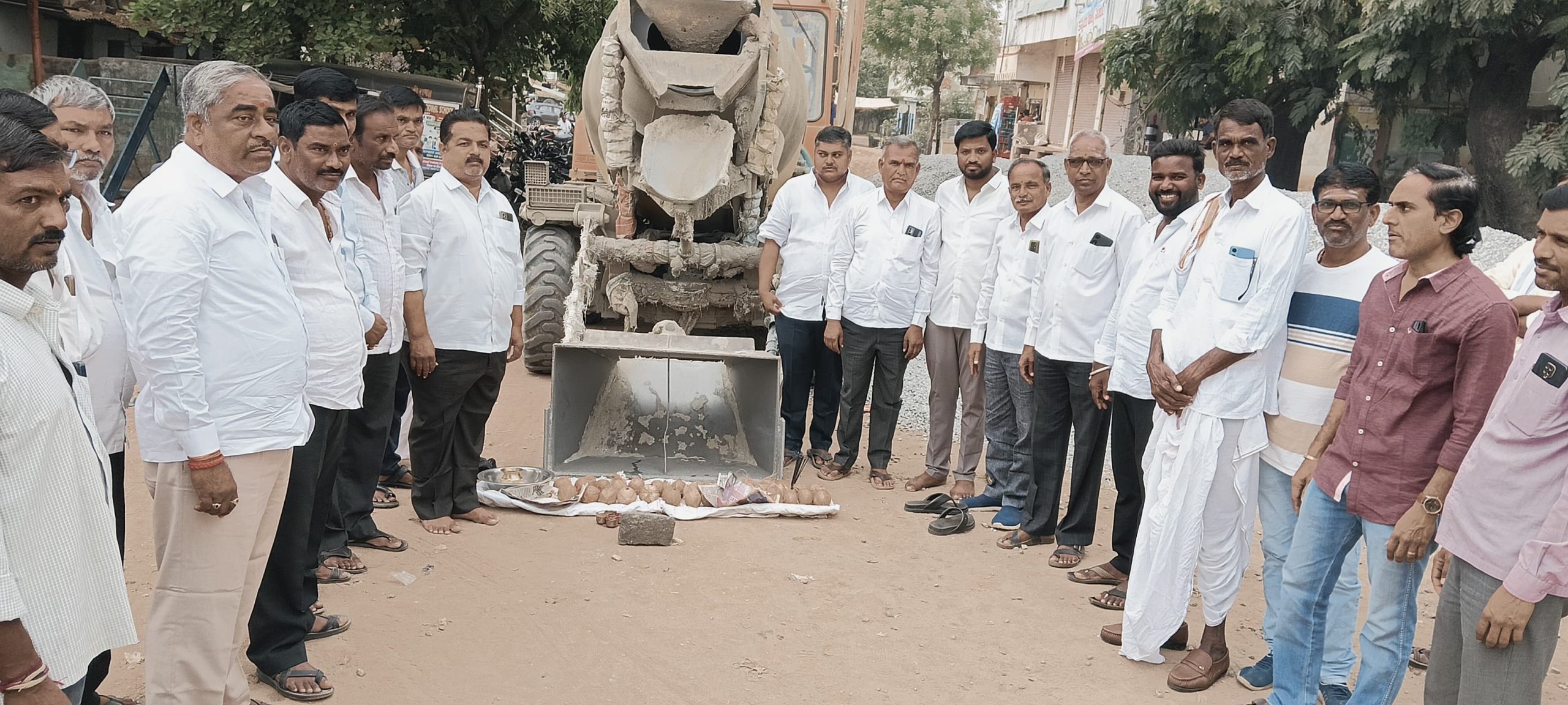 50 లక్షల నిధులతో సీసీ రోడ్ల నిర్మాణం పనులు ప్రారంభించిన ఎఎంసి వైస్ చైర్మన్ పరమేష్ పటేల్