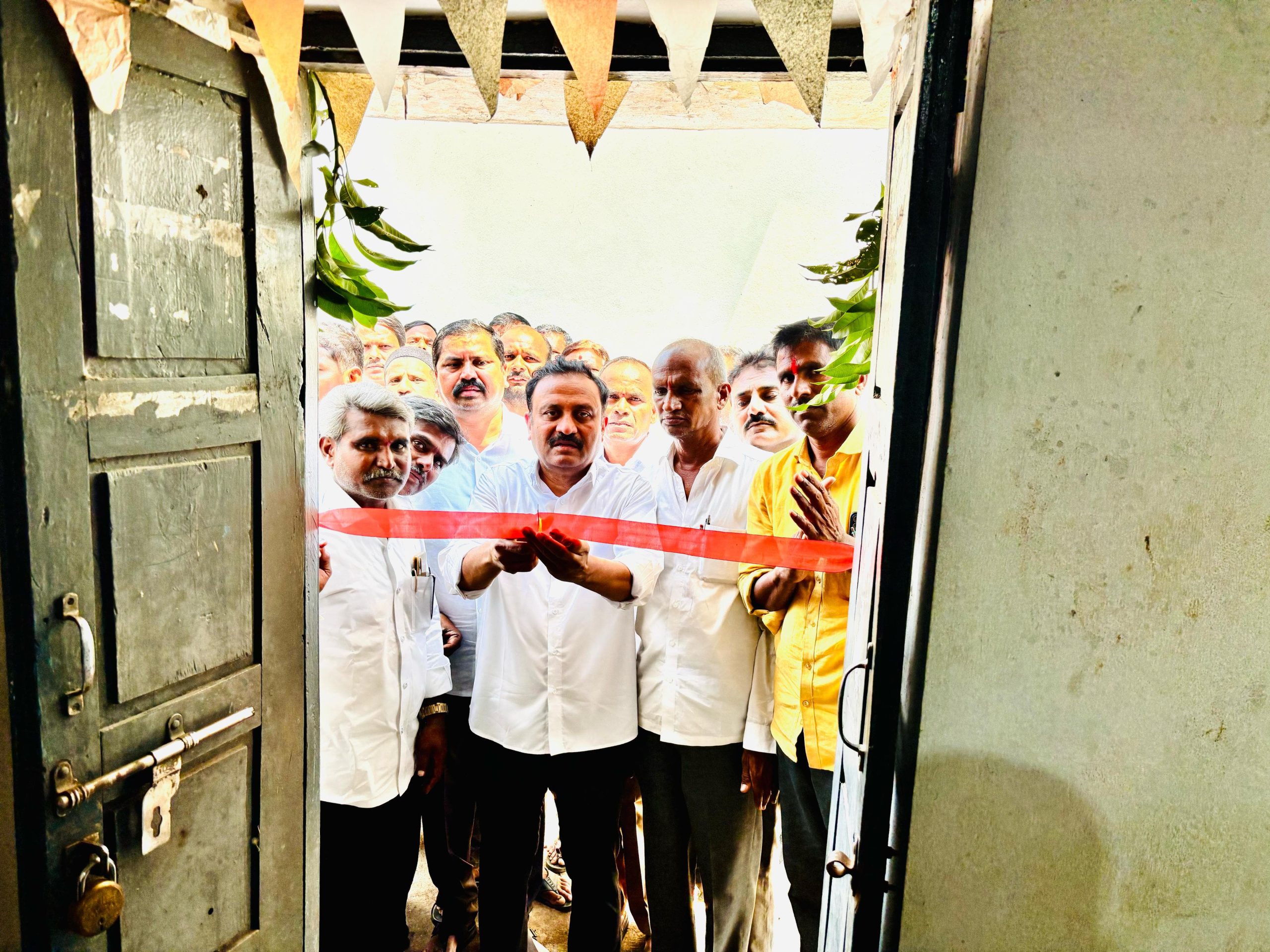 సన్న బియ్యం పంపిణీ చేసిన జుక్కల్ శాసనసభ్యులు తోట లక్ష్మీకాంతరావు….
