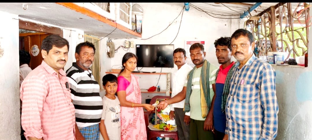 మృతుడి కుటుంబానికి ఆర్థిక సహాయం.