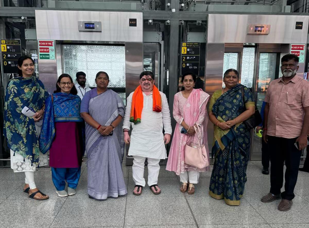శంషాబాద్ విమానాశ్రయం నుండి డెహ్రాడూన్ బయలుదేరిన మంత్రులు పొన్నం ప్రభాకర్, సీతక్క