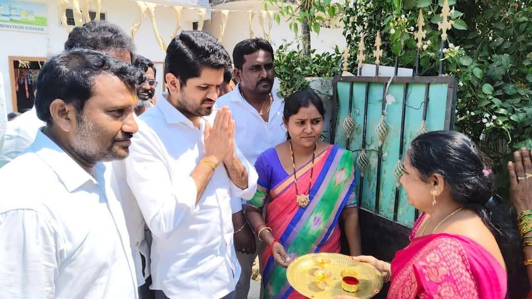 మేము తినే అన్నమే ప్రణవ్ బాబు తిన్నారు.. లబ్ధిదారులు శ్రీవాణి – శ్రీనివాస్
