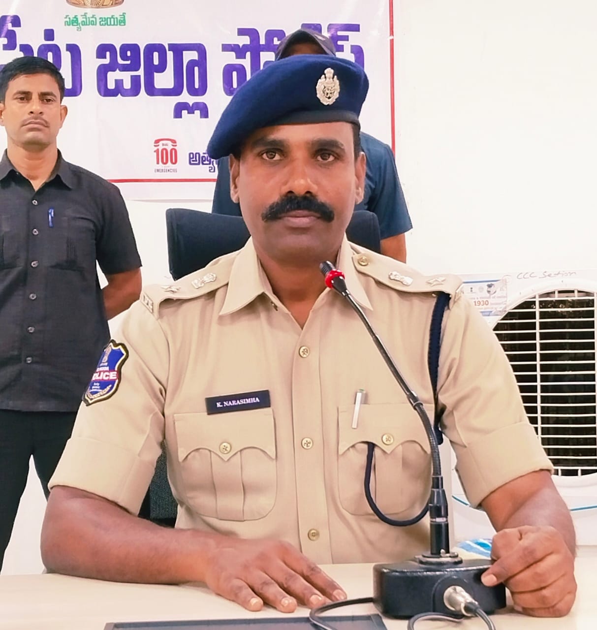 రైతులు రోడ్లపై ధాన్యం ఆరబోయవద్దు- ఎస్పీ నరసింహ