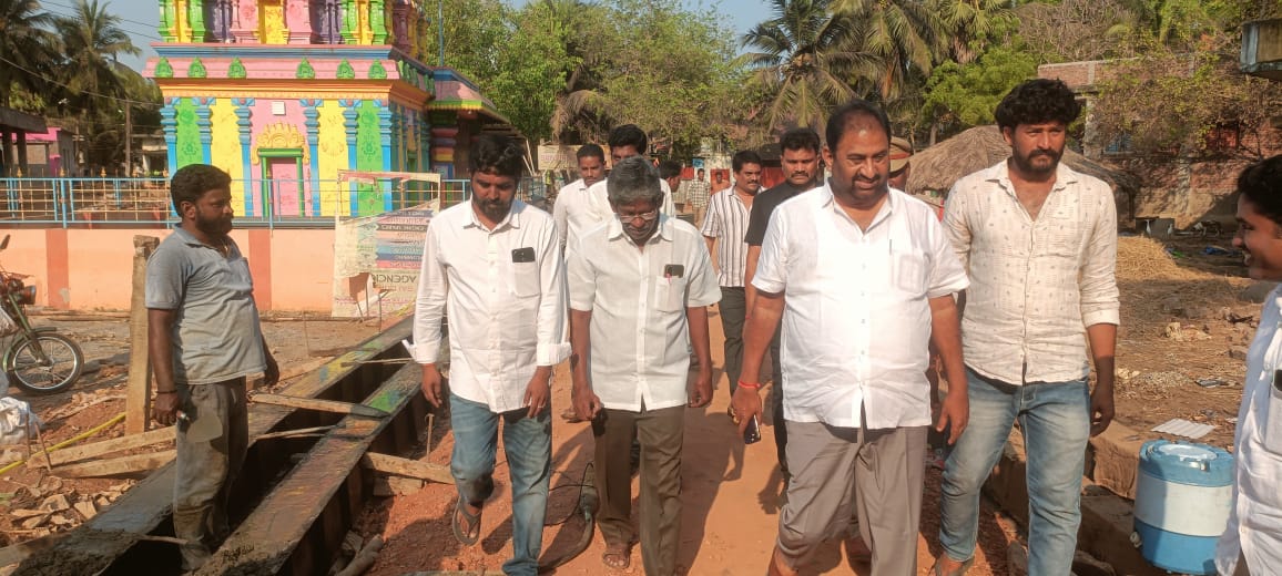 మార్కెట్ డ్రైనేజీ పనులు పరిశీలించి న దాట్ల సుబ్బరాజు