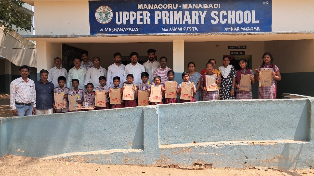 విద్యార్థిని, విద్యార్థులకు పరీక్ష ప్యాడ్లు, పెన్నుల పంపిణీ