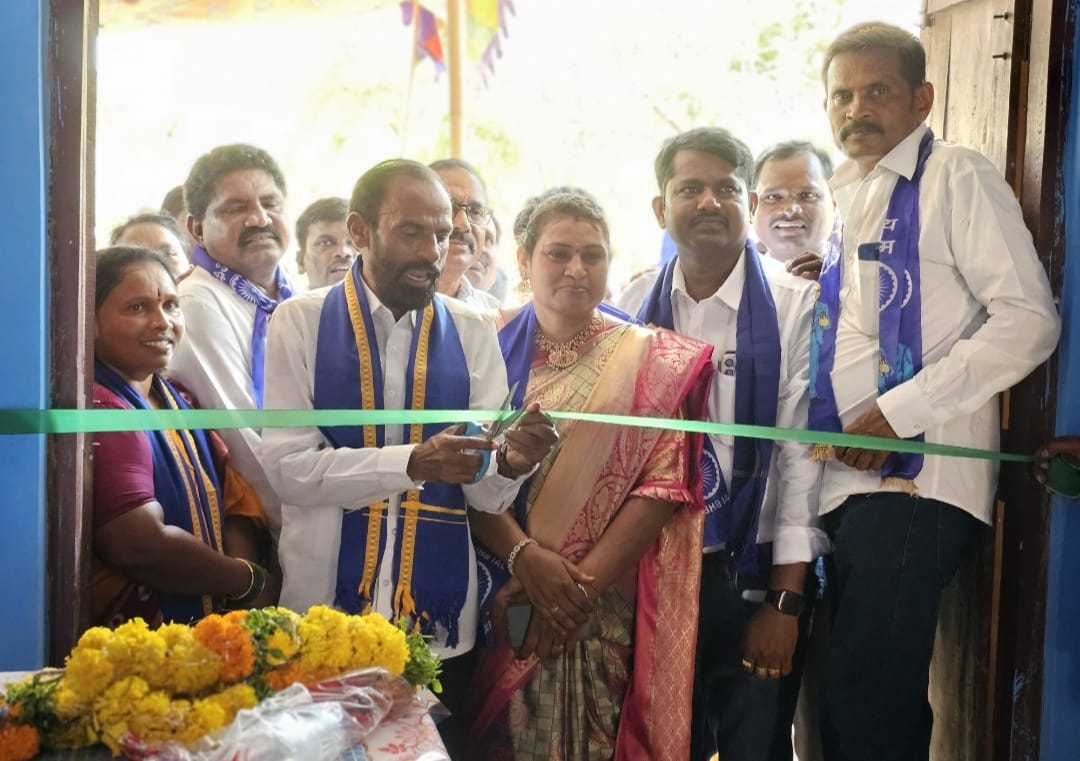 మాల మహానాడు మండల కార్యాలయం ప్రారంభిస్తున్న రవి.