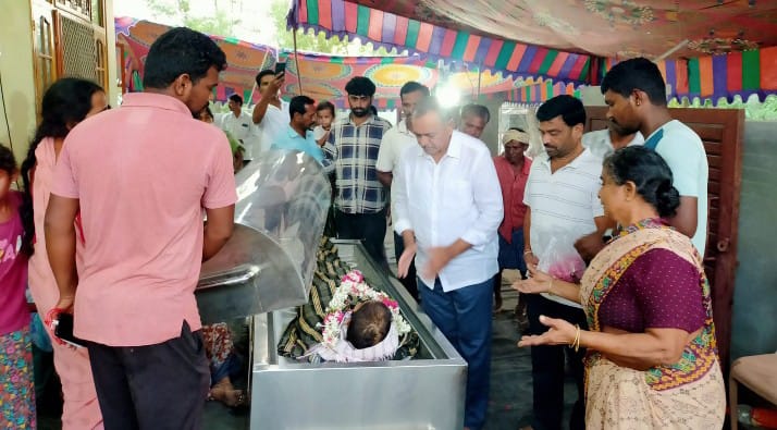 మృతిని కుటుంబాన్ని పరామర్శించిన మాజీ ఎమ్మెల్యే గండ్ర వెంకటరమణారెడ్డి