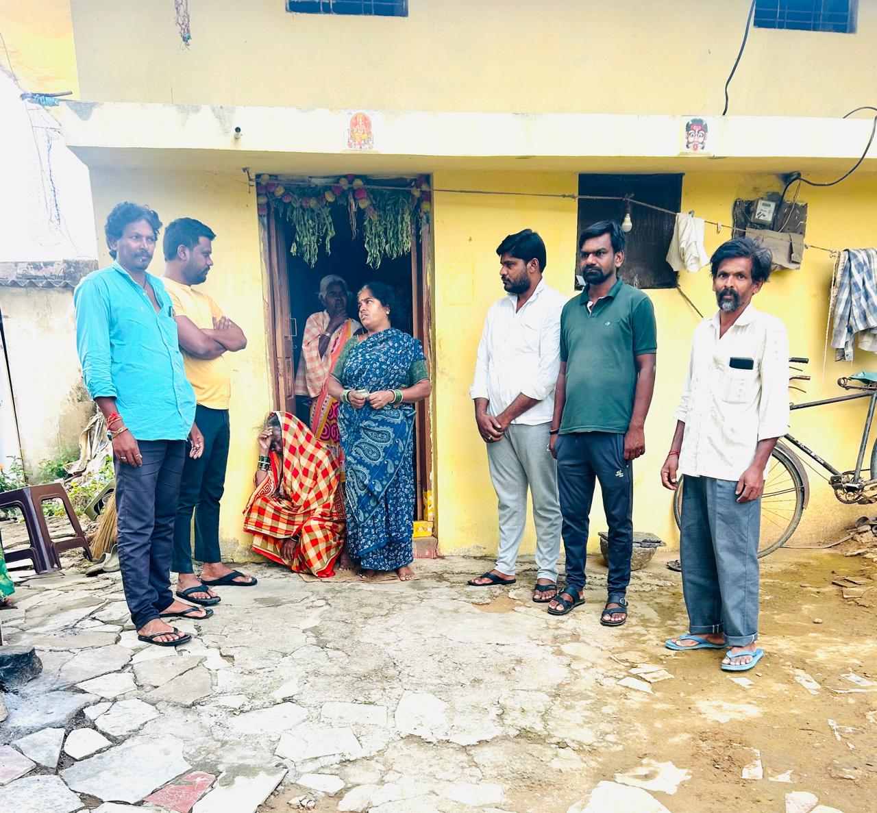 మృతుని కుటుంబానికి ఆర్థిక సహాయం అందజేత