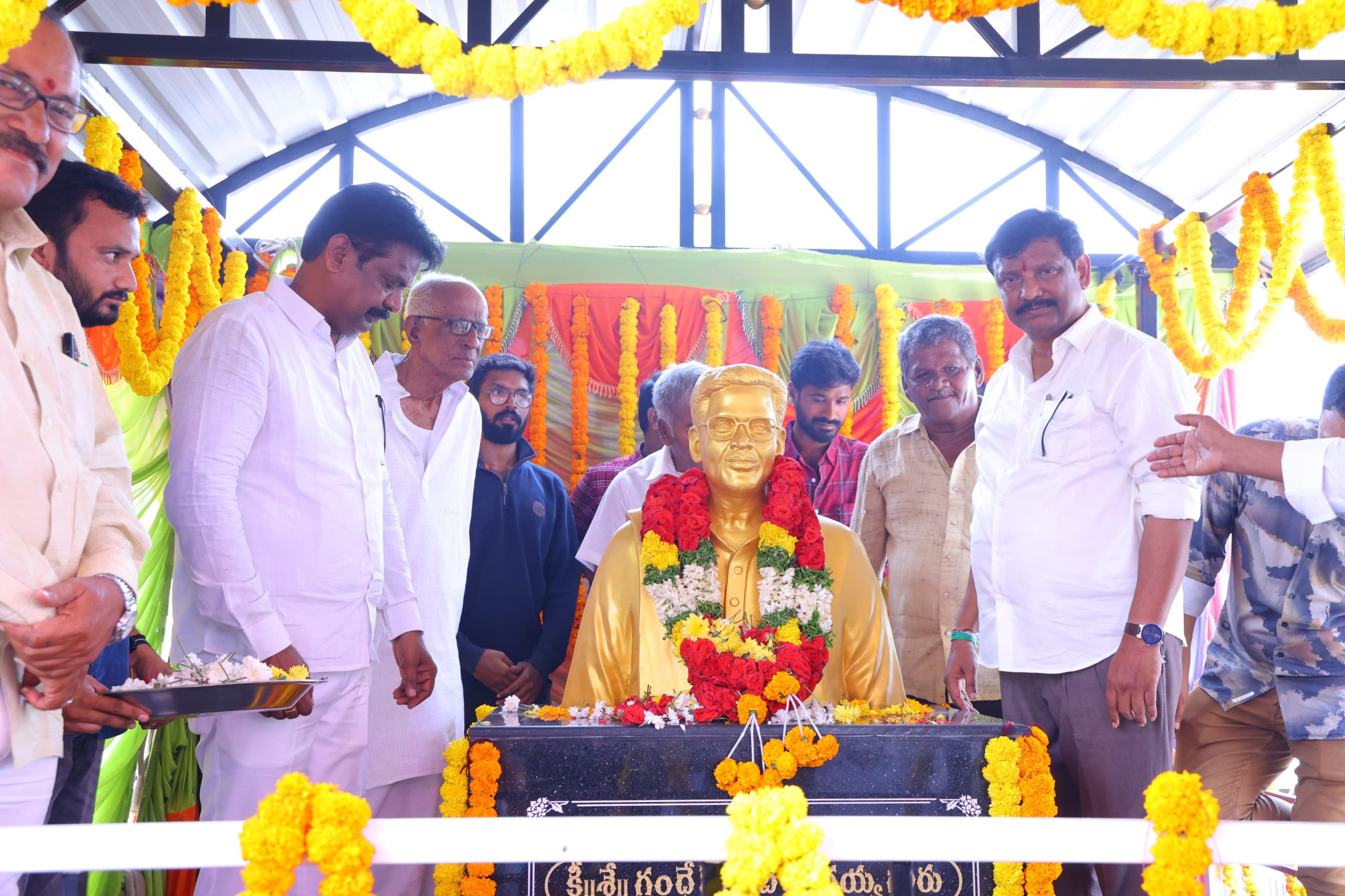 మాజీ సర్పంచ్ కీర్తిశేషులు గ్రందే. వెంకటరంగయ్య విగ్రహాన్ని ఆవిష్కరించిన ఎమ్మెల్యే కందుల నారాయణరెడ్డి.