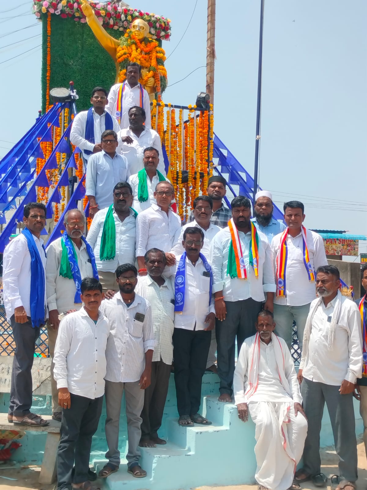 బాబా సాహెబ్ అంబేద్కర్ విగ్రహానికి నివాళులు అర్పించిన బి ఆర్ఎస్ నాయకులు ….