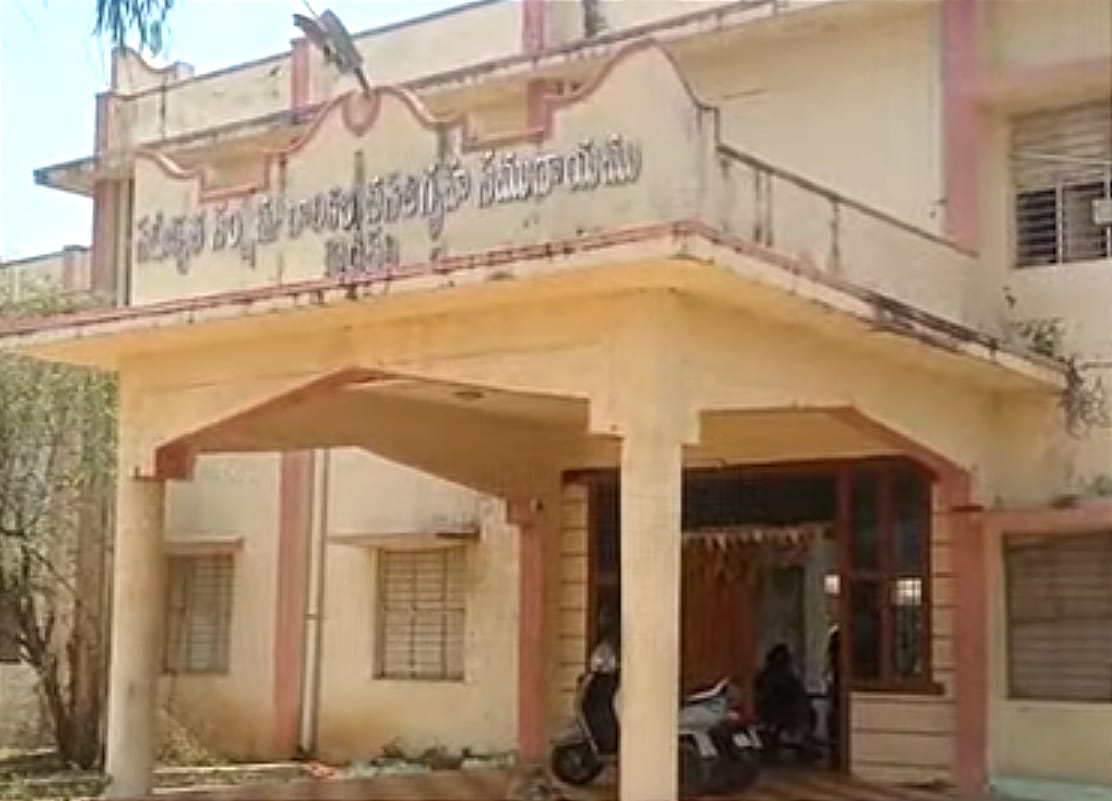 కలుషిత అల్పాహారం తిని 30 మంది విద్యార్థినిలకు అస్వస్థత