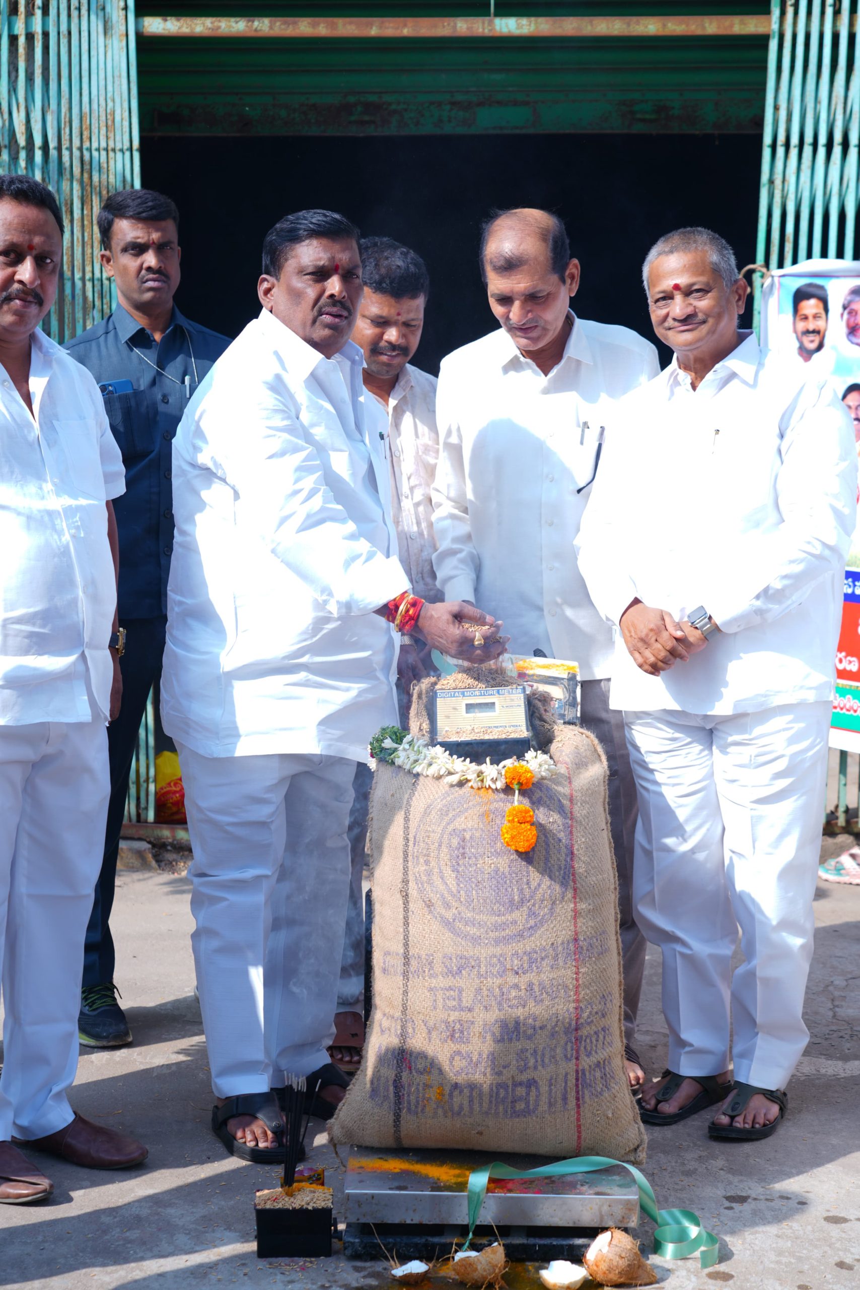 వరి ధాన్యం కొనుగోలు కేంద్రాన్ని ప్రారంభించిన ఎమ్మెల్యే జిఎంఆర్