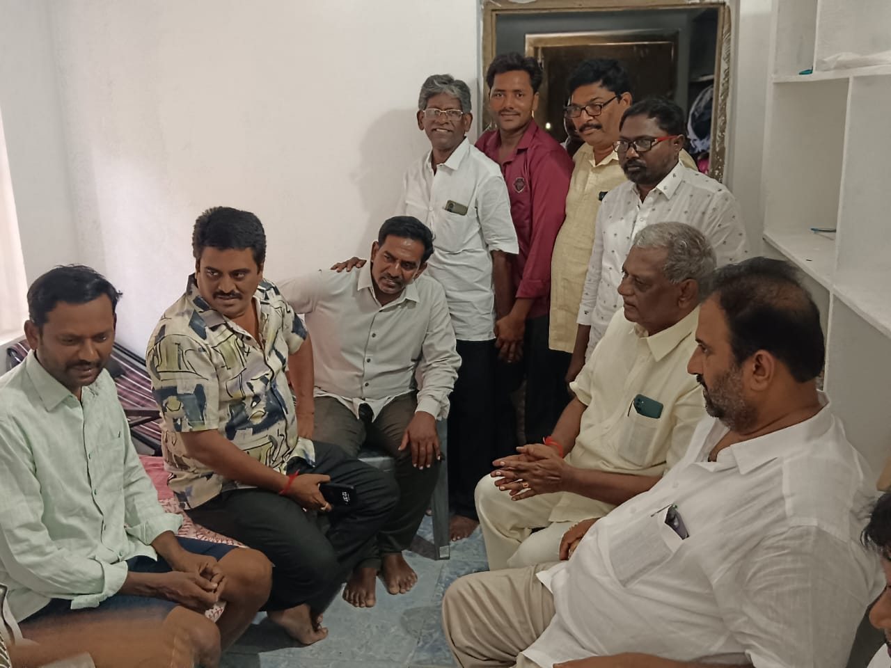 గోదావరి విలేఖరి ని పరామర్శించిన ఎమ్మెల్యే దాట్ల