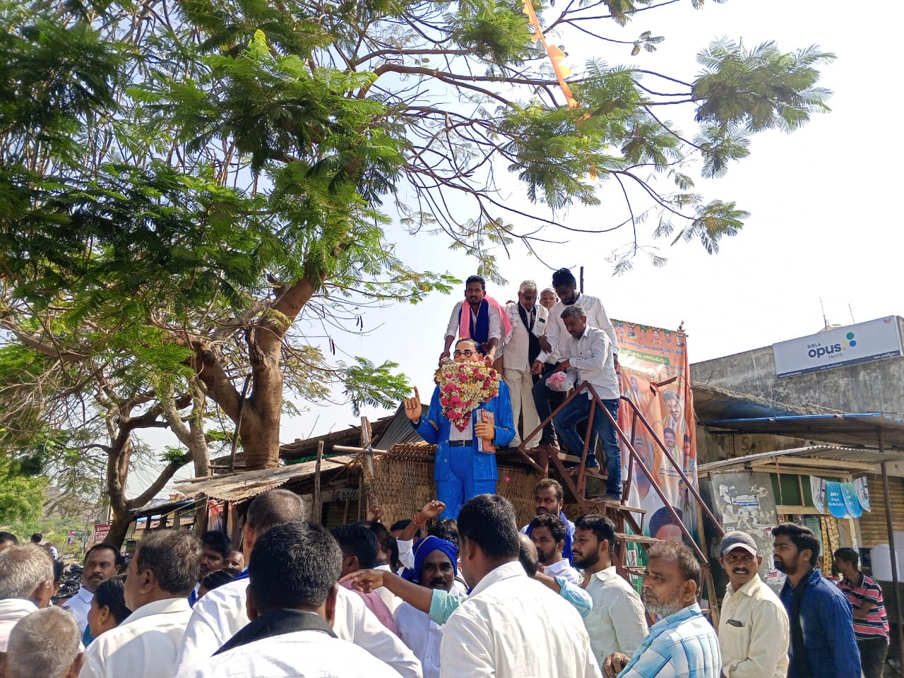 బిఆర్ఎస్వి రాష్ట్ర నాయకులు కొమ్ముల శివ ఆధ్వర్యంలో అంబేద్కర్ 134వ జయంతి సందర్భంగా మండల కేంద్రంలోని అంబేద్కర్ విగ్రహానికి పూలమాలవేసి నివాళులర్పించడం అయినది
