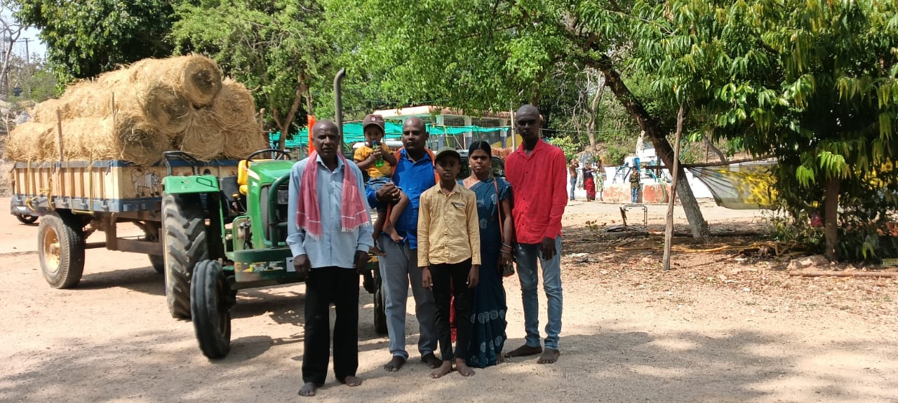 పశువులకు గడ్డి వితరణ..!