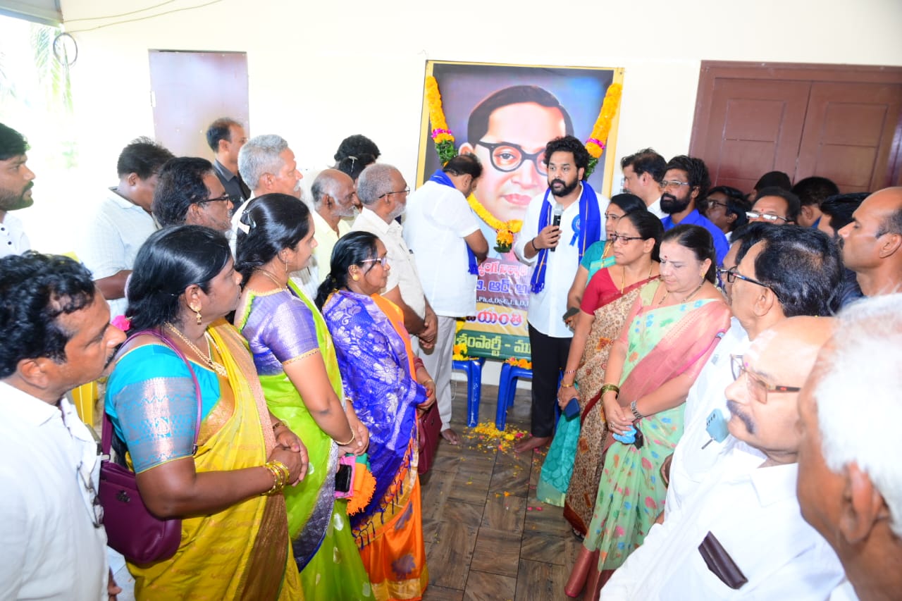 బడుగు బలహీనవర్గాల ఆశాజ్యోతి అంబేద్కర్:-దాట్ల బుచ్చిబాబు, గంటి హరీష్ మాధుర్.