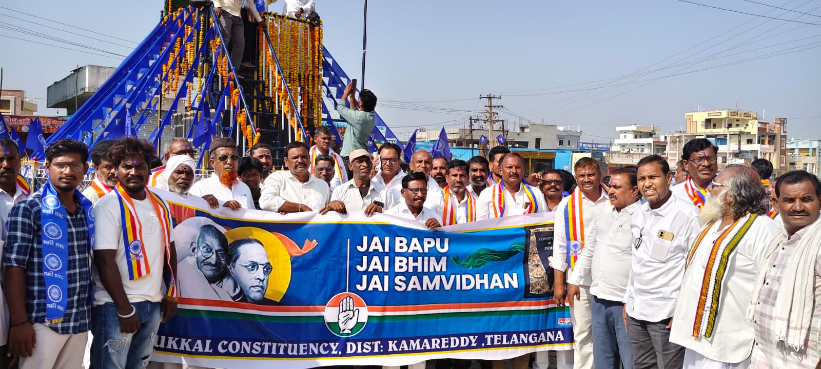 బాబా సాహెబ్ అంబేద్కర్ విగ్రహానికి నివాళులు అర్పించిన కాంగ్రెస్ నాయకులు