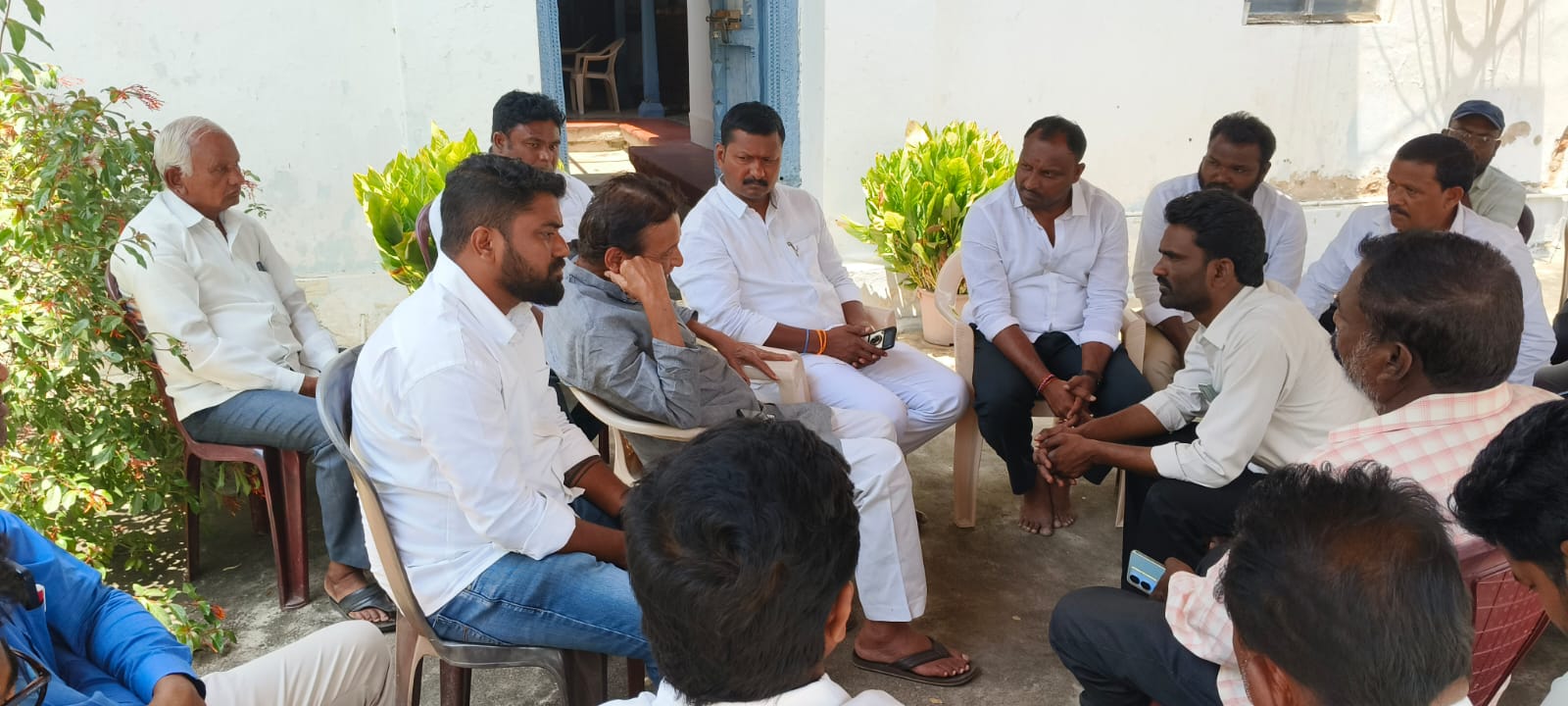 పరిపాటి రవీందర్ రెడ్డిని పరమర్శించిన జమ్మికుంట కాంగ్రెస్ నాయకులు వాసలా రామస్వామి