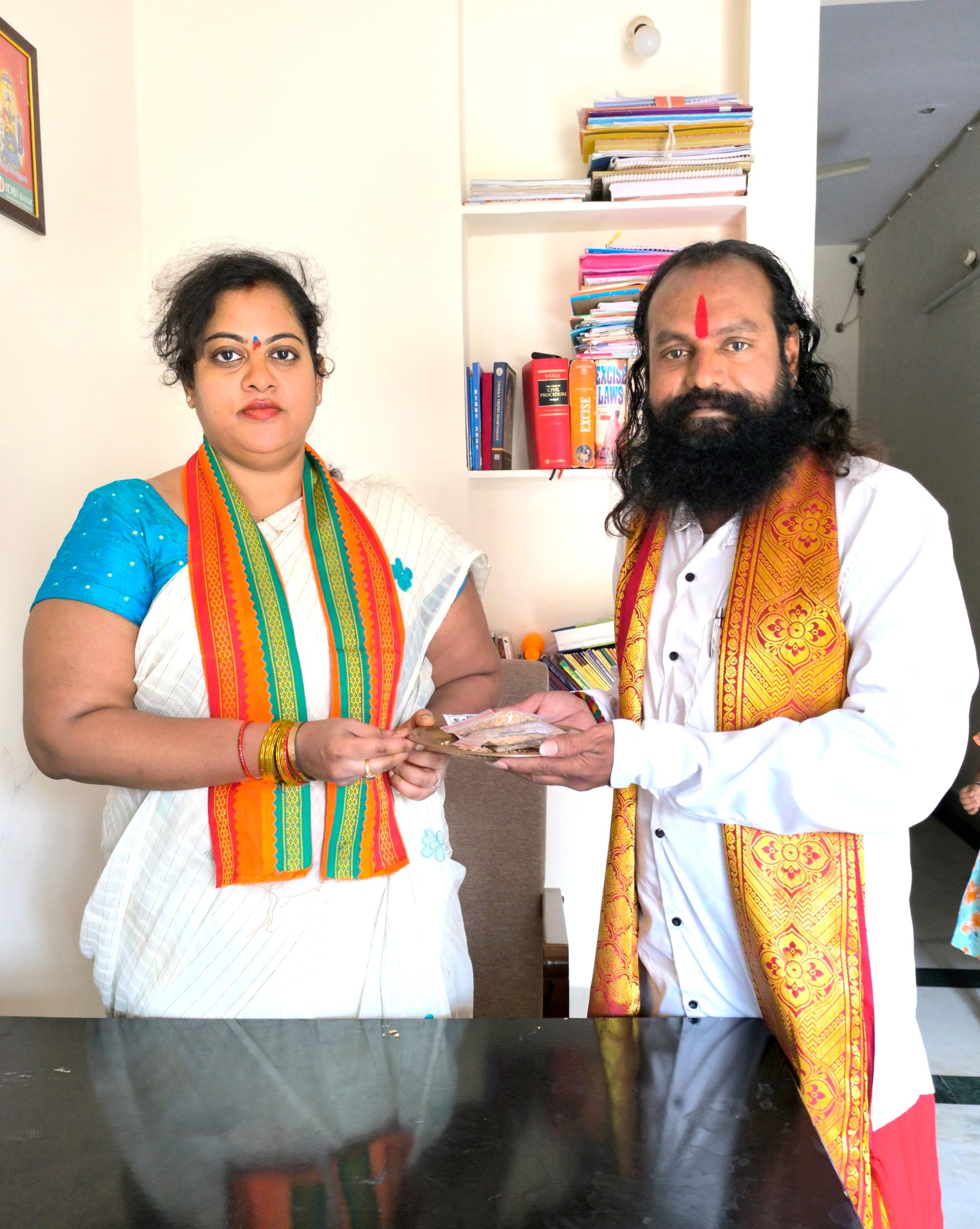 కల్యానానికి గోటి తలంబ్రాలు అందజేసిన జడ్జి ప్రియాంక