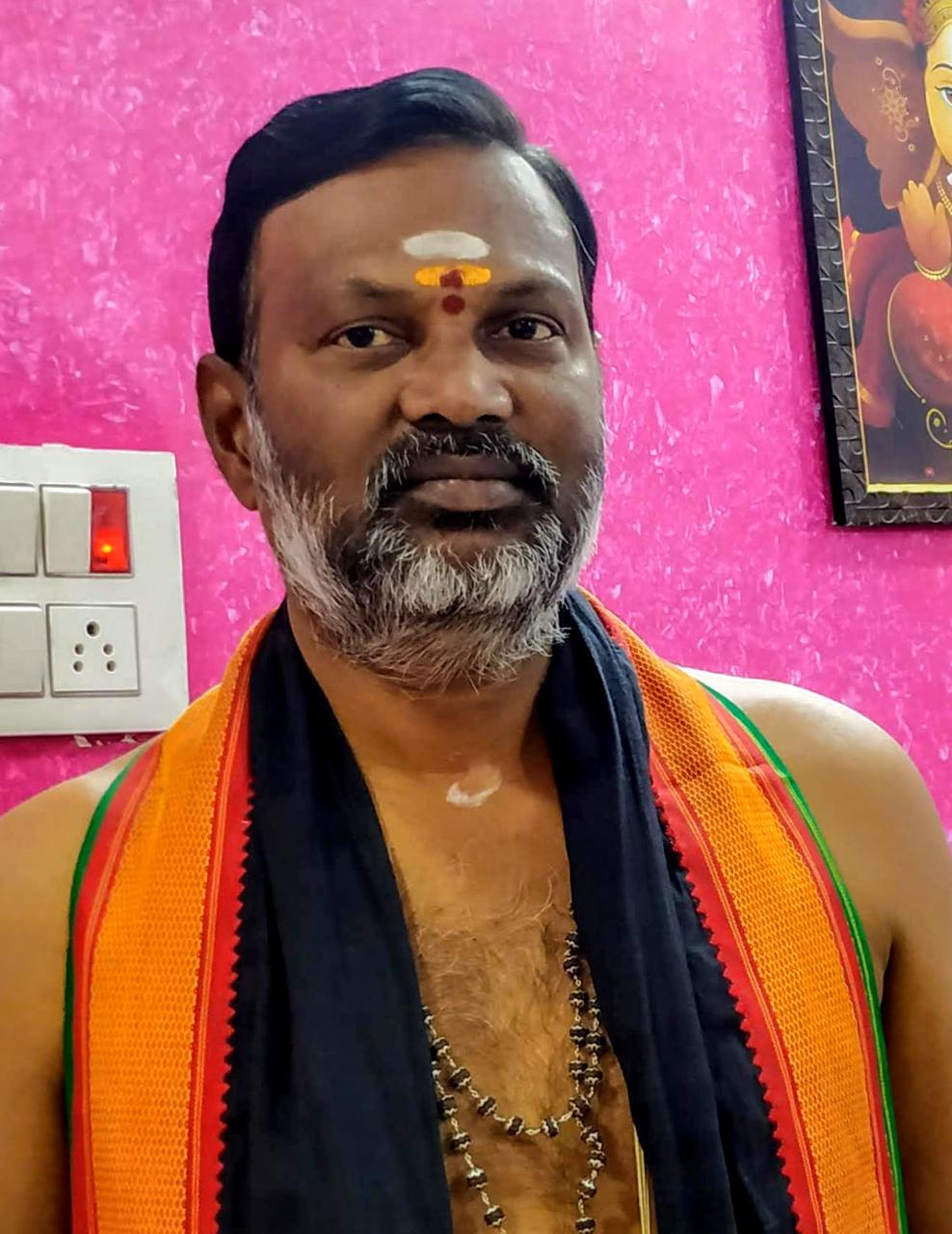 భక్తుల పట్ల గురు స్వాముల పట్ల అమర్యాదగా ప్రవర్తిస్తున్న ఆలయ కార్యదర్శి జయేందర్