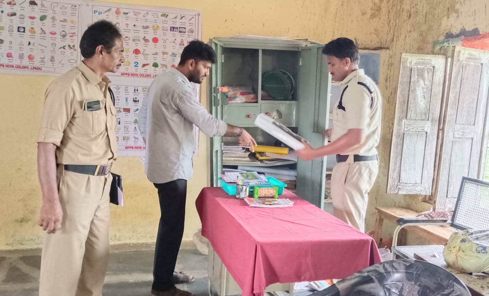 ప్రభుత్వ పాఠశాలలో గుర్తు తెలియని వ్యక్తులు విద్వంశం