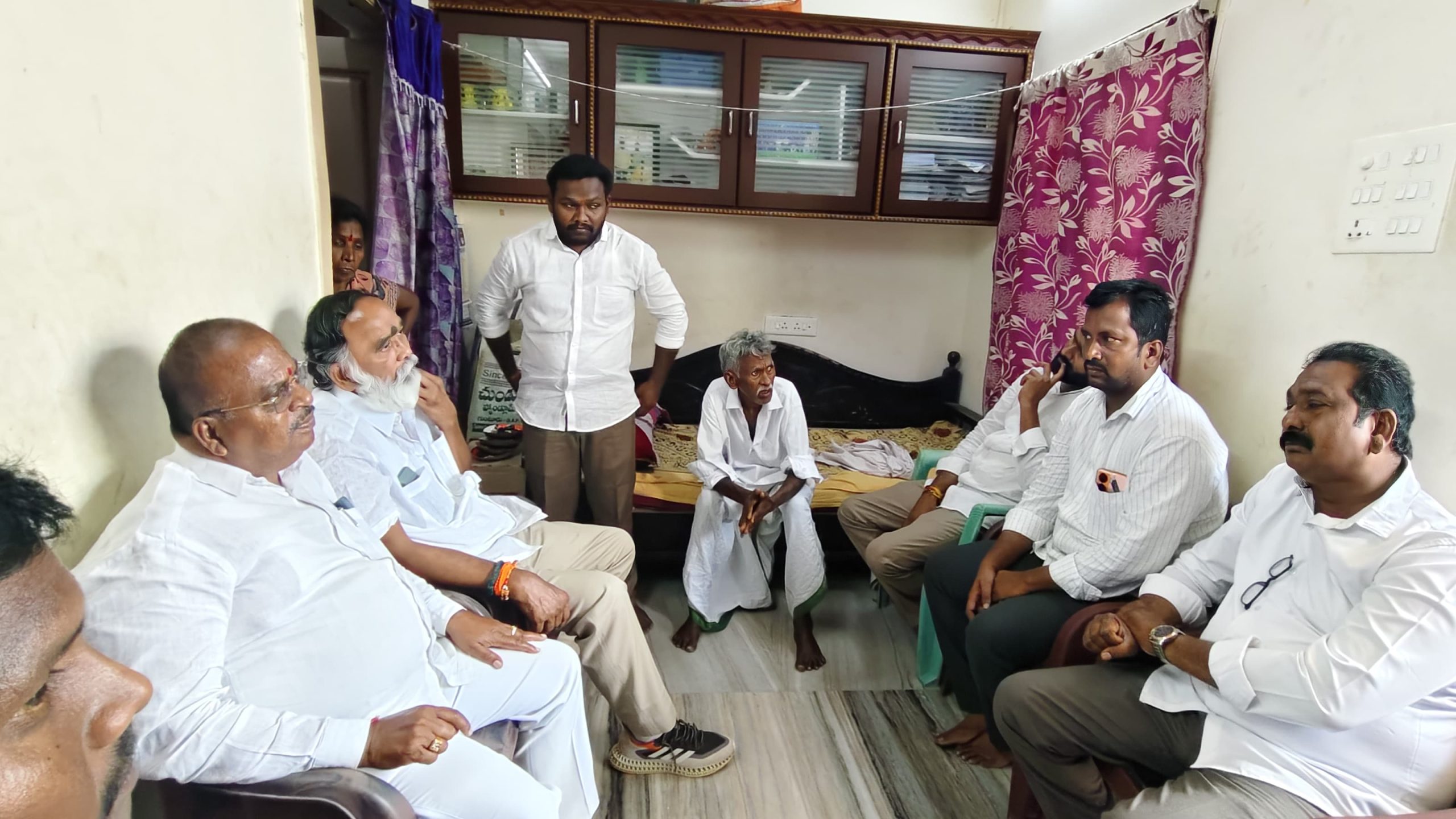 గన్నేపల్లి గుండయ్య ని పరామర్శించిన మాజి ఎమ్మెల్యే అన్నా