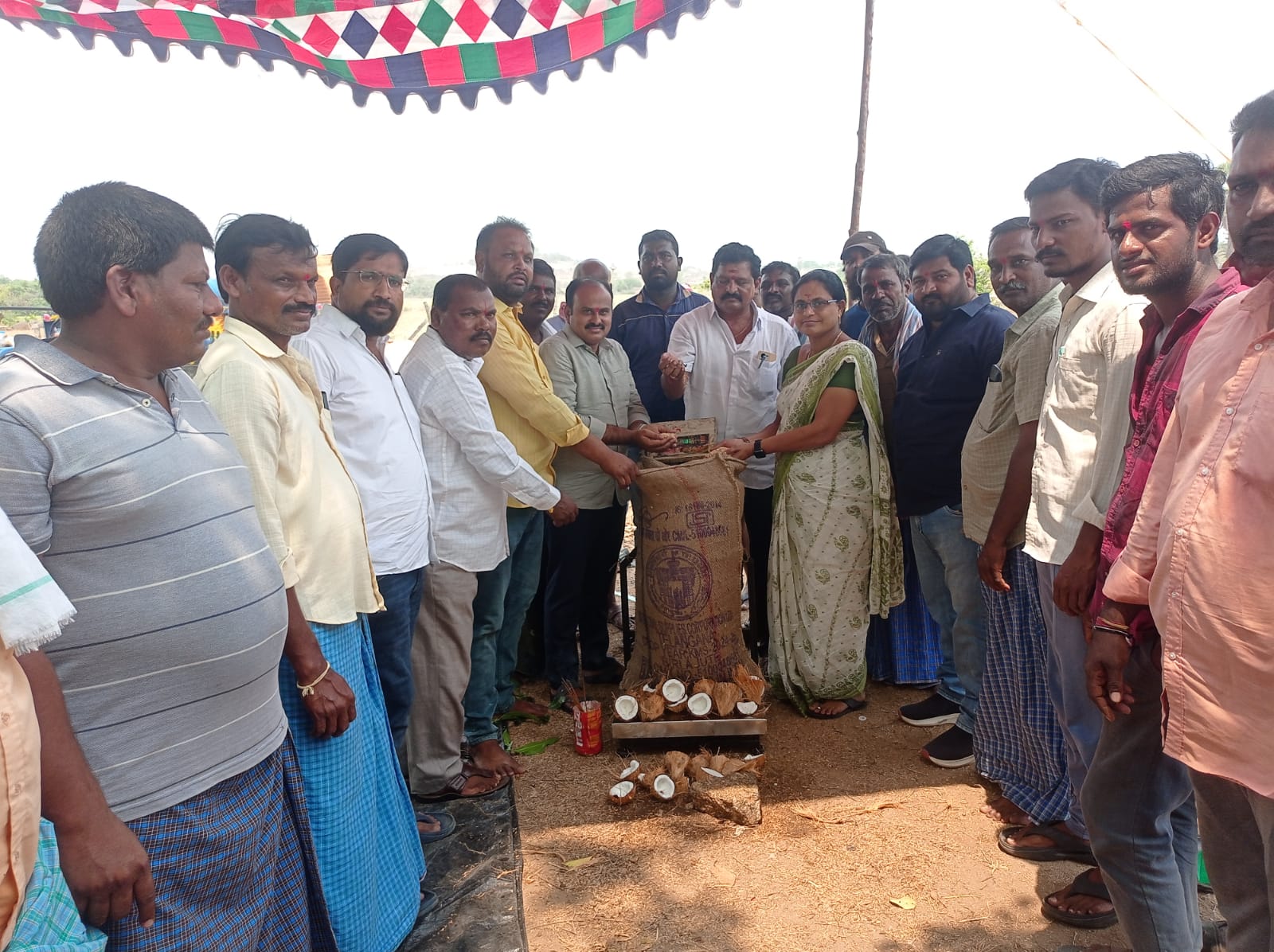 ధాన్యం కొనుగోలు కేంద్ర ప్రారంభించిన మార్కెట్ చైర్మన్