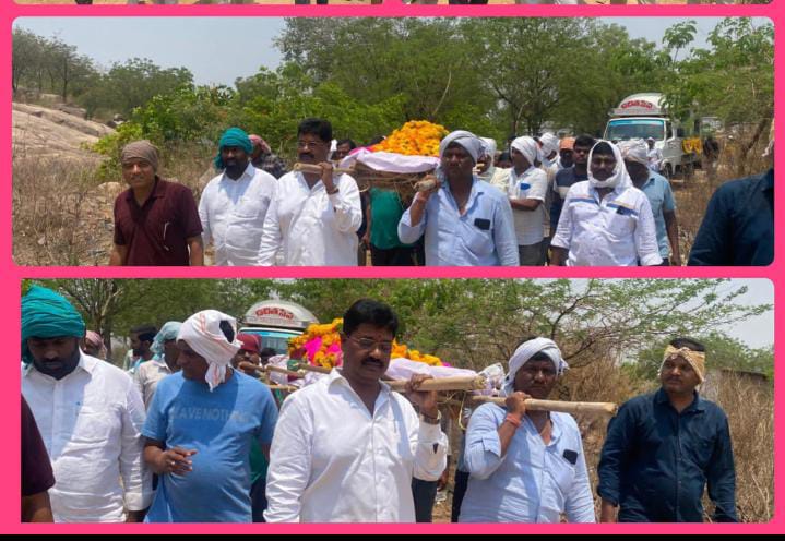 మలేగాం సావిత్రిబాయి పాడే మోసిన మాజీ ఎమ్మెల్యే షిండే…