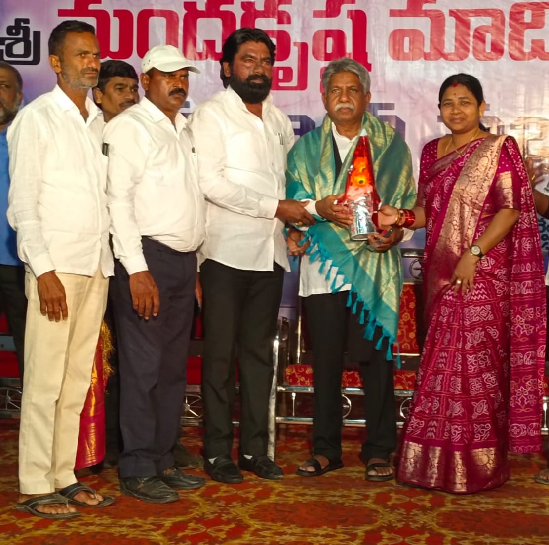 పద్మశ్రీ అవార్డు గ్రహీత మందకృష్ణ మాదిగను శాలువతో సత్కరించిన వ్యవసాయ మార్కెట్ కమిటీ చైర్మన్