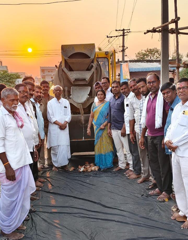 సీసీ రోడ్డు” పనులు ప్రారంభించిన కాంగ్రెస్ నాయకులు…