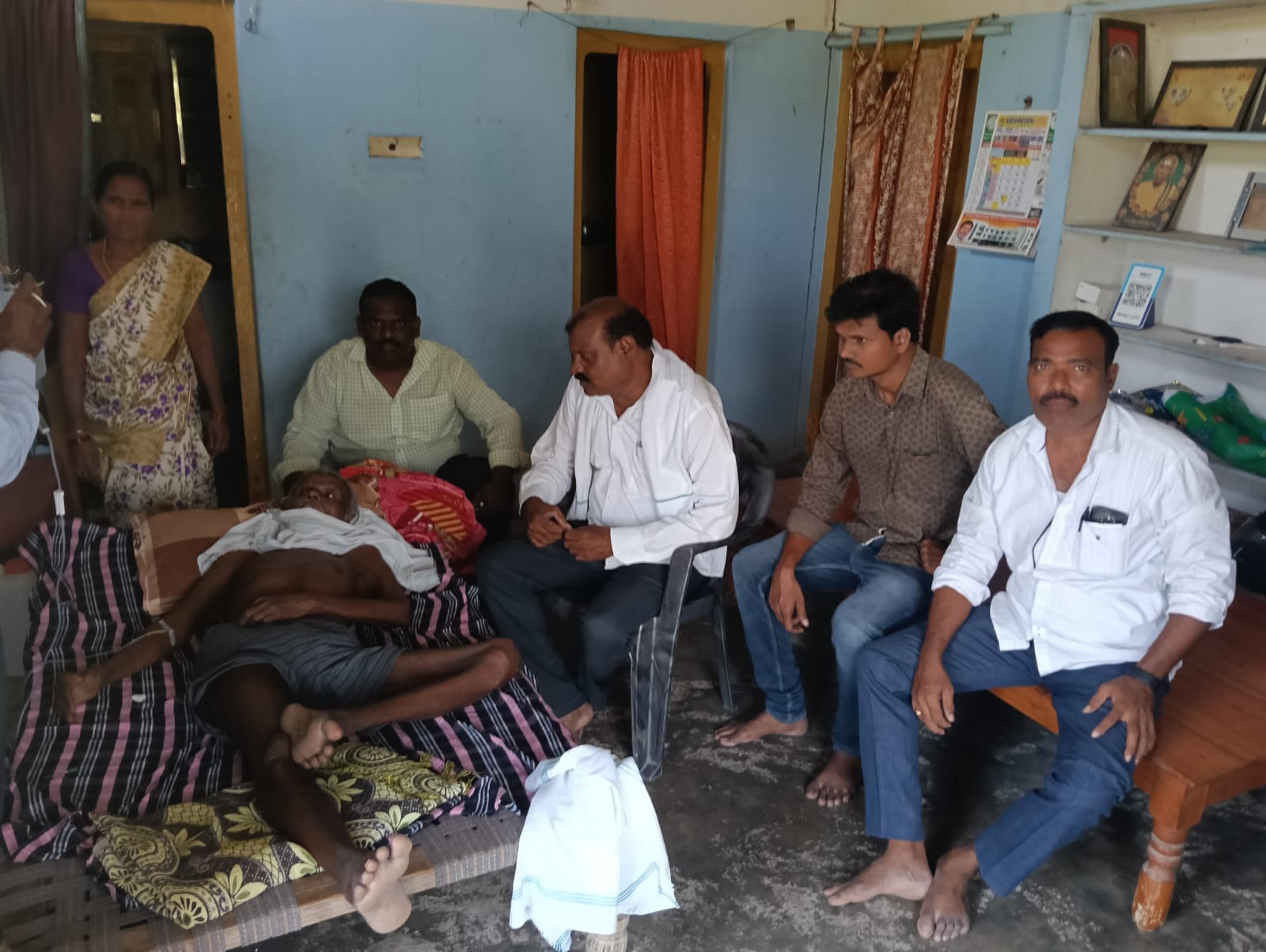 కల్వల రాజేషము ను పరామర్శించిన జిల్లా కాంగ్రెస్ పార్టీ ప్రధాన కార్యదర్శి గాండ్ల మోహన్
