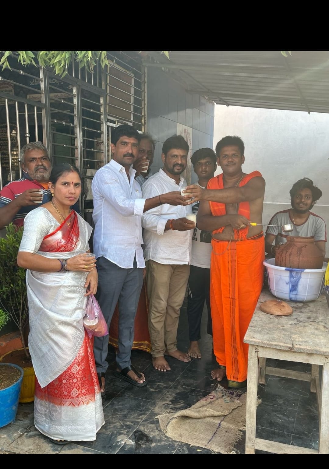 అమ్మవారి ఆలయం సన్నిధిలో మజ్జిగ దాహం చలివేంద్రం సంయుక్తంగా ప్రారంభించారు