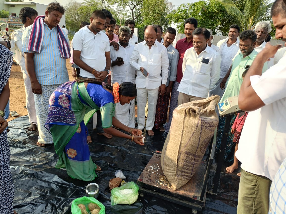 తెలంగాణ ప్రభుత్వం సన్నారకం వర్రీ రైతులకు గిట్టుబాటు ధరలు కల్పిస్తున్న కాంగ్రెస్ ప్రభుత్వం