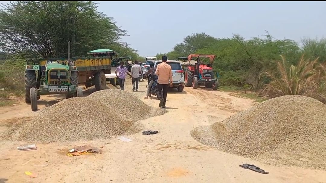 సొంత నిధులతో రోడ్డు మరమ్మత్తు చేయించిన తాజా మాజీ జడ్పిటిసి (పబ్బ మహేష్ గుప్తా)