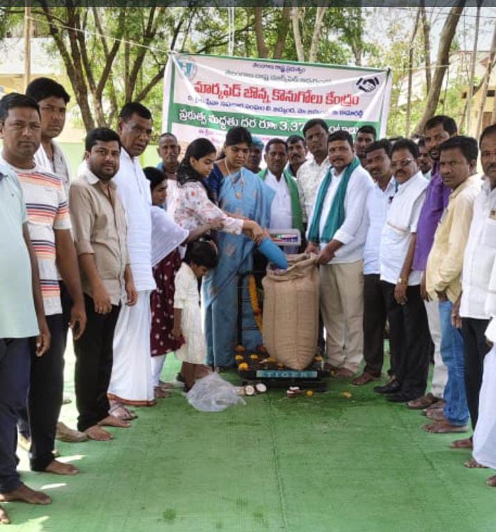 జొన్న కొనుగోలు కేంద్రము ప్రారంభించిన మార్కెట్ కమిటీ చైర్మన్ కవిత ప్రభాకర్ రెడ్డి