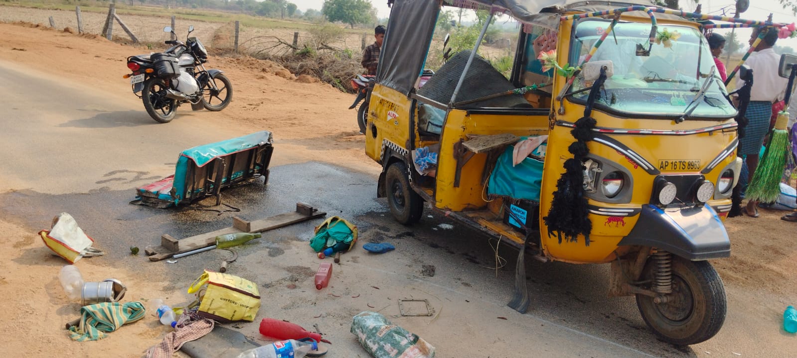 కూలీల ఆటో బోల్తా, పలువురికి గాయాలు