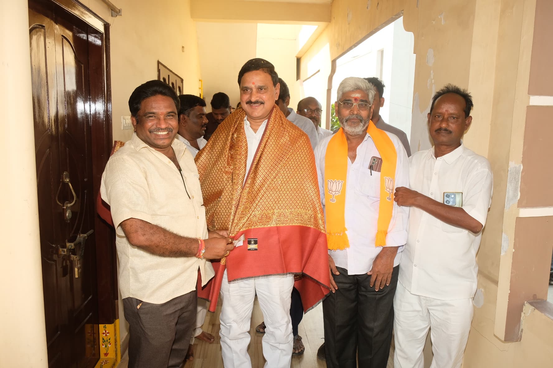 కేంద్ర సహాయ మంత్రి శ్రీనివాస్ శర్మ సత్కరించిన బిజెపి నానాజీ
