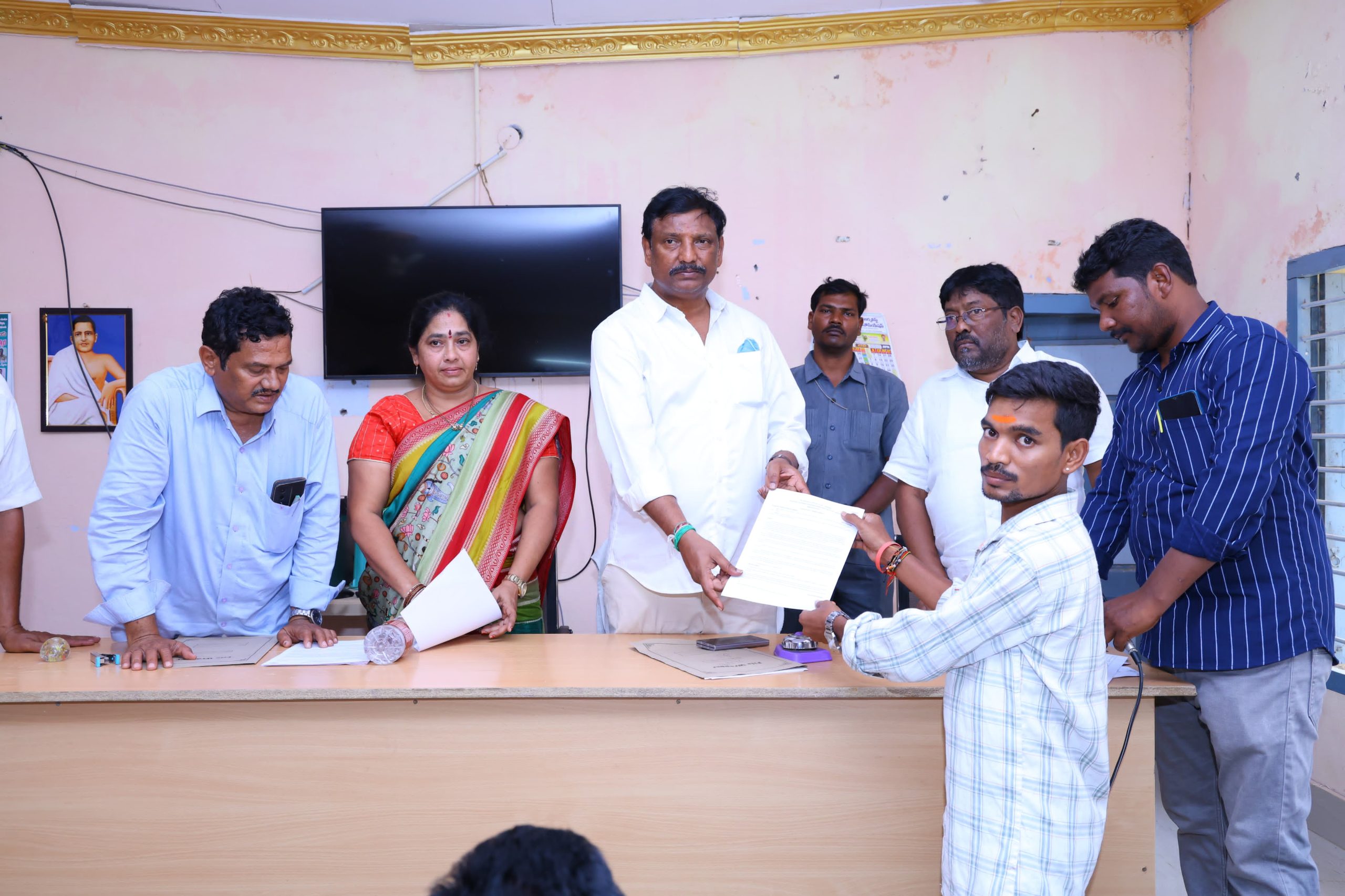 లబ్ది దారులకు బీసీ కార్పొరేషన్ ప్రొసీడింగ్ కాపీ అందజేసిన ఎమ్మెల్యే కందుల నారాయణ రెడ్డి