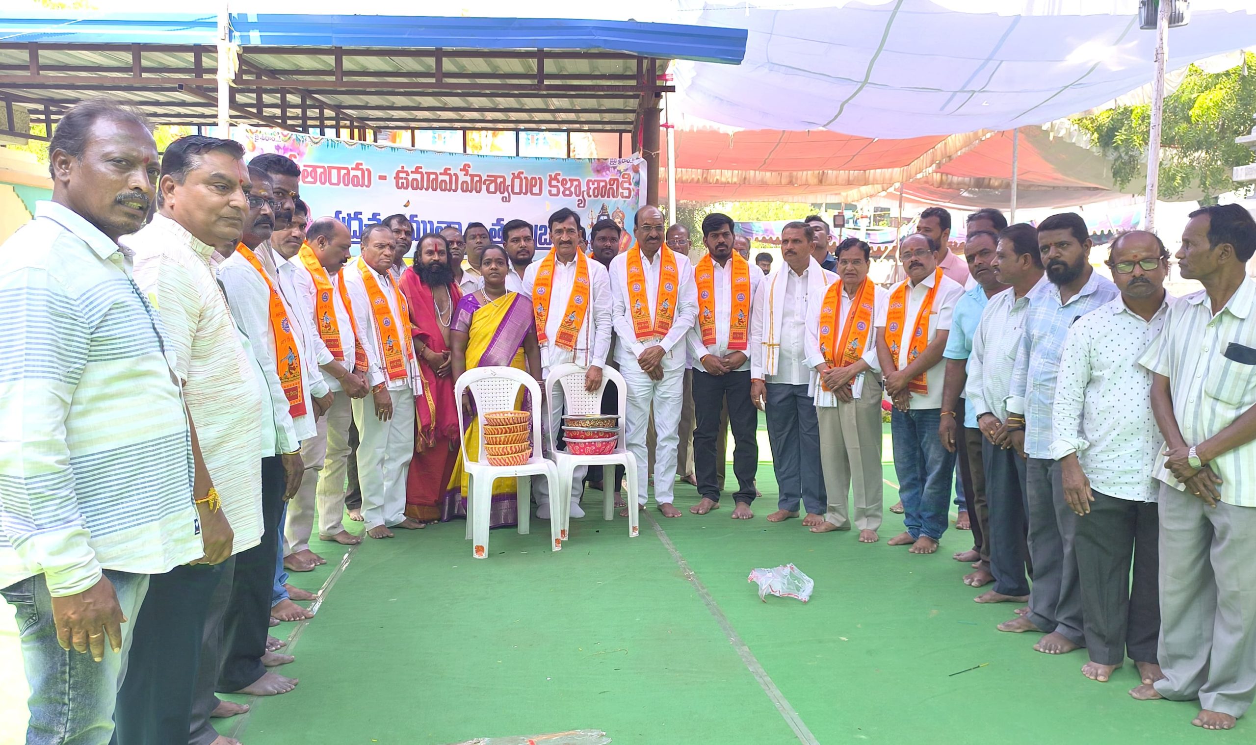 భద్రాచల తలంబ్రాలు, గోటి తలంబ్రాలు కళ్యానానికి అందజేసి