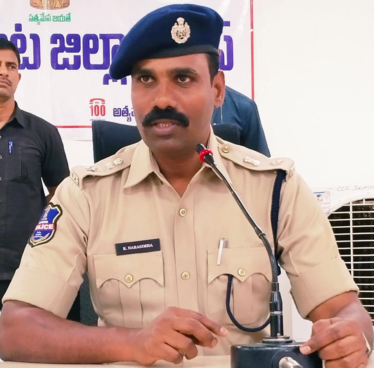 నకిలీ పోలీసుల పట్ల అప్రమత్తంగా ఉండాలి- ఎస్పీ నరసింహ
