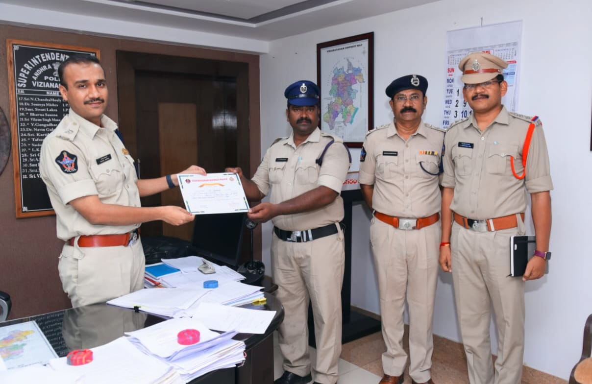 ఆత్మహత్యాయత్నం నుండి బాలికను రక్షించిన కానిస్టేబులుకు ప్రశంసలు