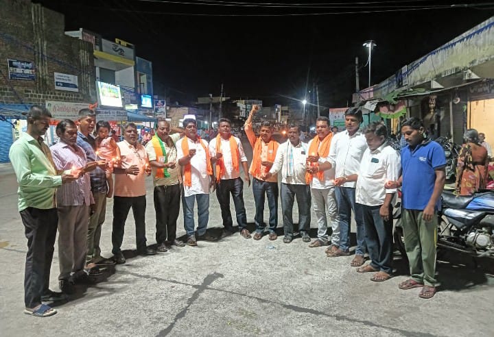 కాశ్మీర్ లో పర్యాటకుల పై పాకిస్థానీ తీవ్రవాదులు కాల్పులు జరిపి 27 మంది అమాయకులను చంపి నందుకు కొవ్వొత్తుల తో ర్యాలీ నిర్వహించి బిజేపి నాయకులు