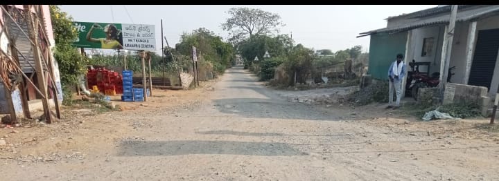 ఇరుకు రోడ్డుపై ఇబ్బందులు ఎన్నో..!